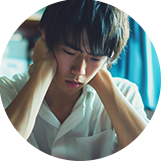 分からない問題に苦しむ男子高校生