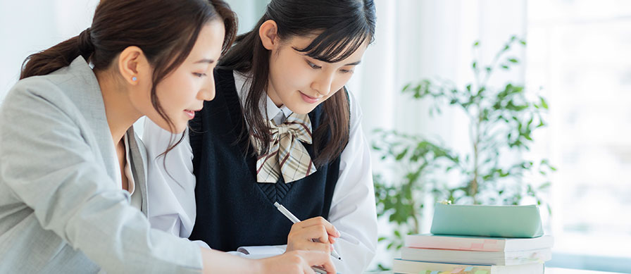 完全個別対応のカリキュラムで無理なく学習する中学生
