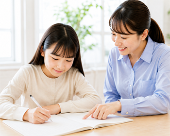 家庭教師の指導を受ける女子中学生
