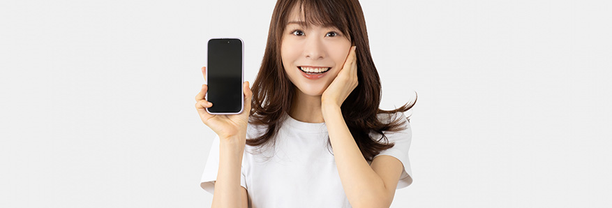 スマホを持つ女性
