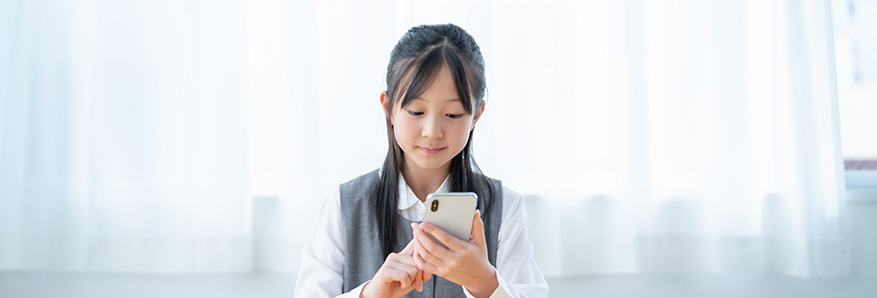 スマホで質問する生徒