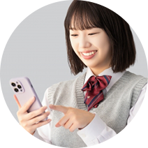 分からないところを即座にLINEで質問して解決する学生